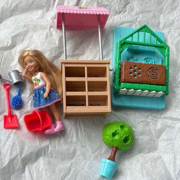 Barbie Chelsea Veggie Garden Playset with Doll and Accessories - Picture 1 of 4